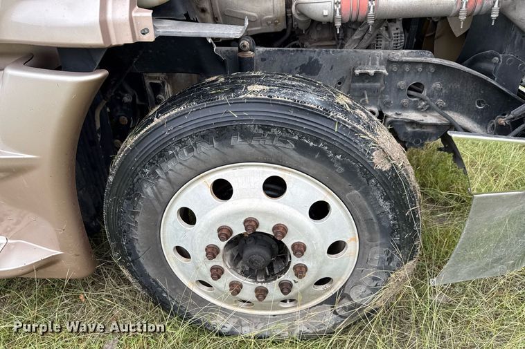 image for item ED5672 2013 Freightliner Cascadia semi truck