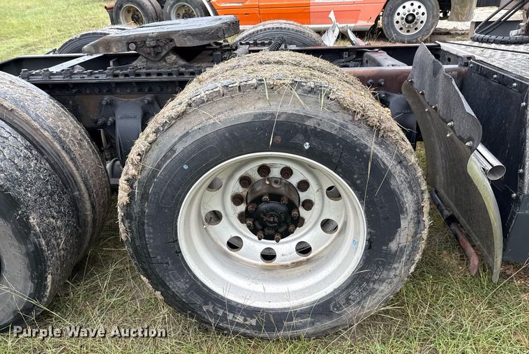 image for item ED5672 2013 Freightliner Cascadia semi truck