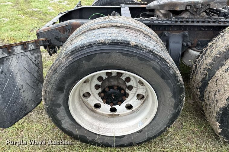 image for item ED5672 2013 Freightliner Cascadia semi truck