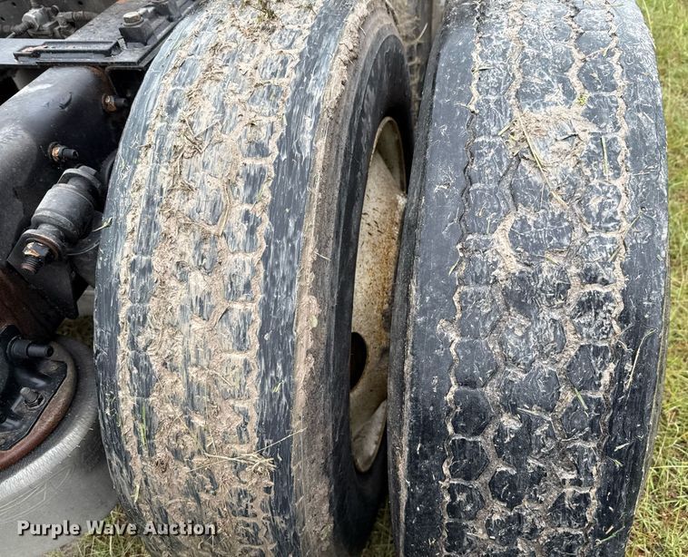 image for item ED5672 2013 Freightliner Cascadia semi truck