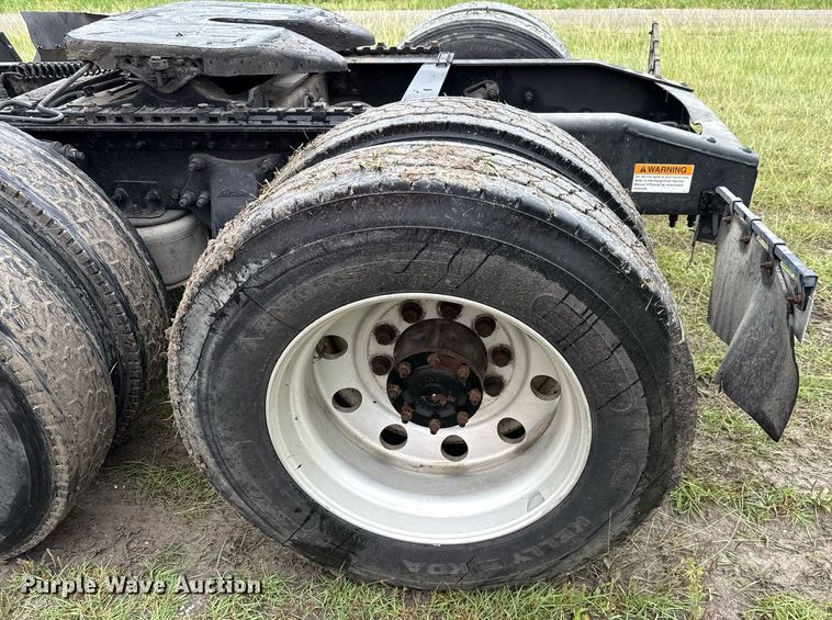 image for item ED5672 2013 Freightliner Cascadia semi truck