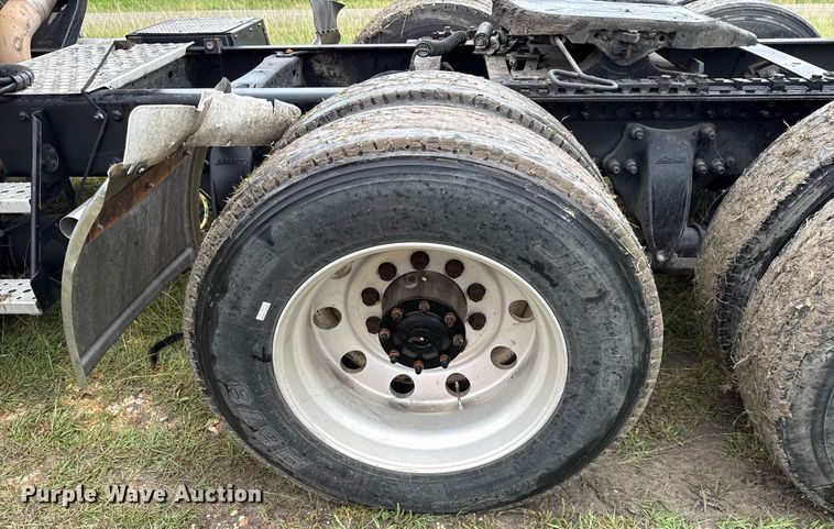 image for item ED5672 2013 Freightliner Cascadia semi truck