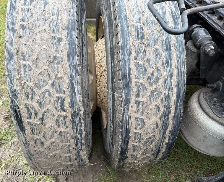 image for item ED5672 2013 Freightliner Cascadia semi truck