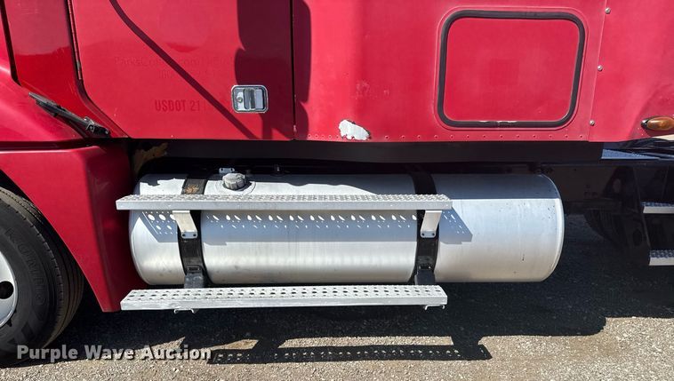 image for item EG5759 2006 Freightliner Columbia semi truck