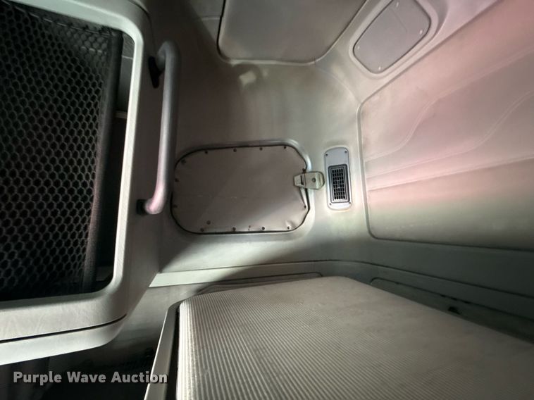 image for item EG5759 2006 Freightliner Columbia semi truck