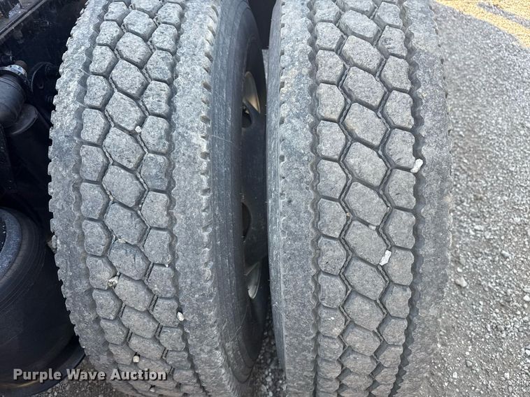 image for item EG5759 2006 Freightliner Columbia semi truck