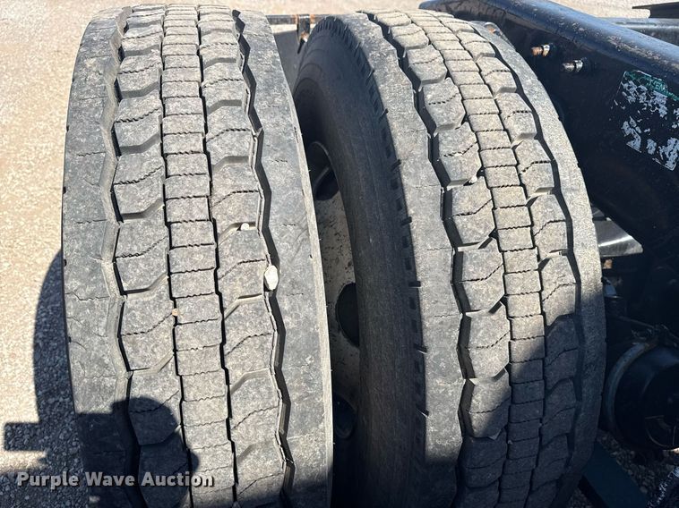 image for item EG5759 2006 Freightliner Columbia semi truck