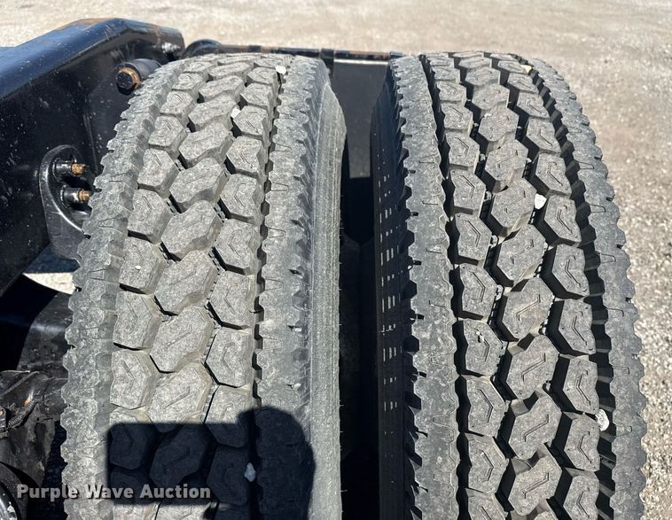 image for item EG5759 2006 Freightliner Columbia semi truck