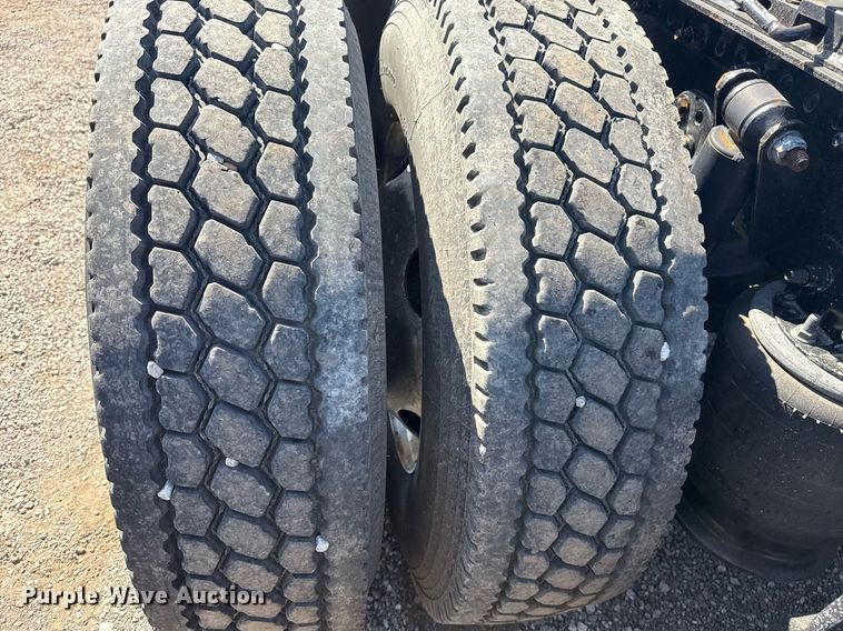 image for item EG5759 2006 Freightliner Columbia semi truck