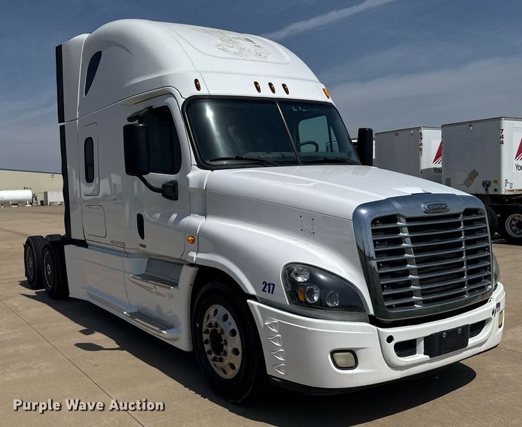 image for item EG6354 2014 Freightliner Cascadia semi truck