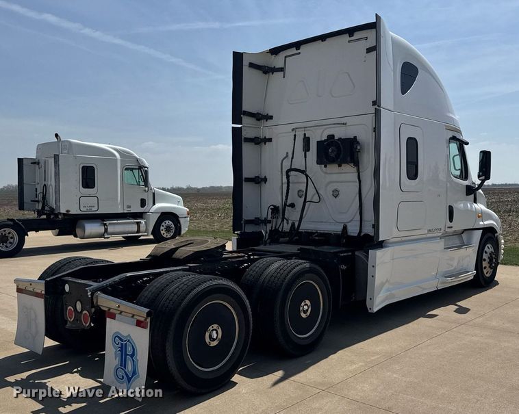 image for item EG6354 2014 Freightliner Cascadia semi truck