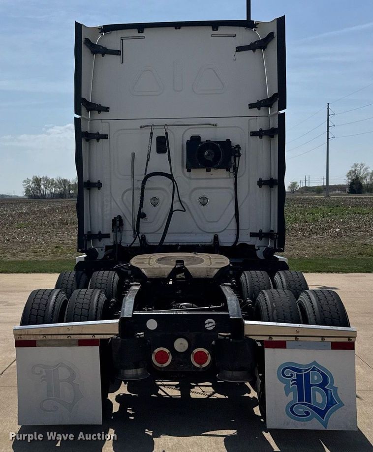 image for item EG6354 2014 Freightliner Cascadia semi truck