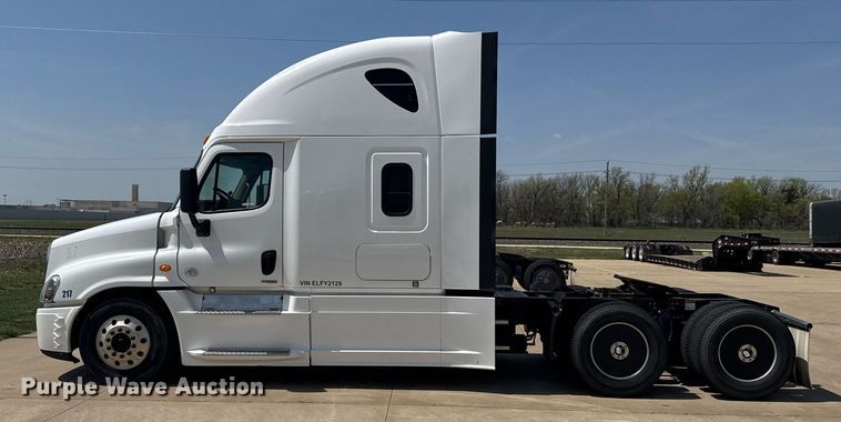 image for item EG6354 2014 Freightliner Cascadia semi truck