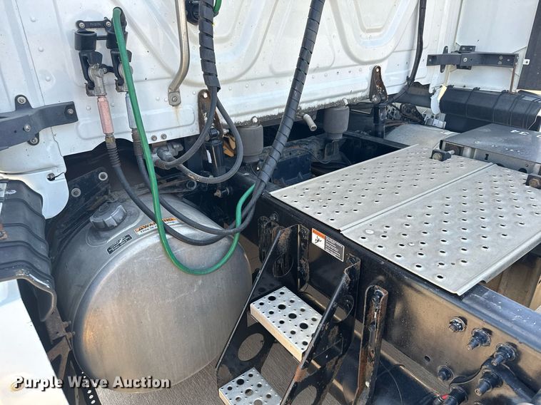 image for item EG6354 2014 Freightliner Cascadia semi truck