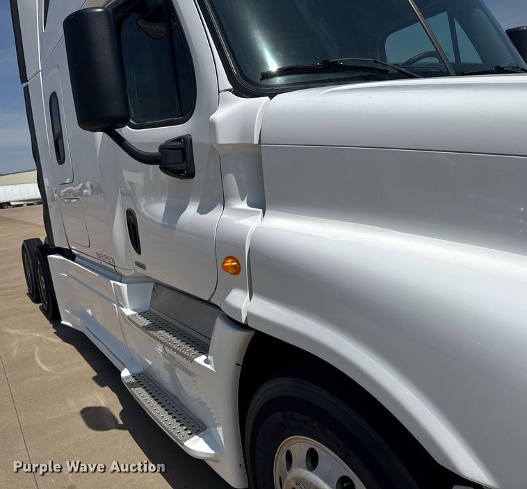 image for item EG6354 2014 Freightliner Cascadia semi truck