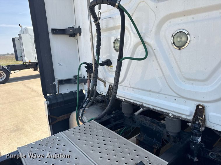 image for item EG6354 2014 Freightliner Cascadia semi truck