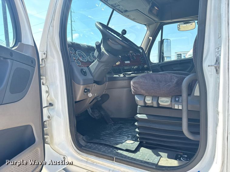 image for item EG6354 2014 Freightliner Cascadia semi truck