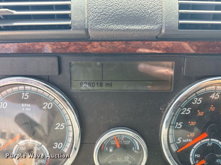 image for item EG6354 2014 Freightliner Cascadia semi truck