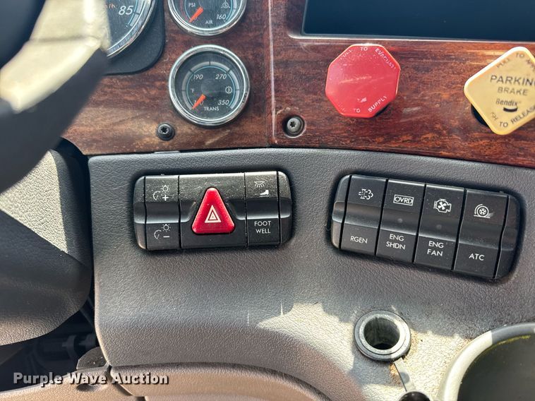 image for item EG6354 2014 Freightliner Cascadia semi truck