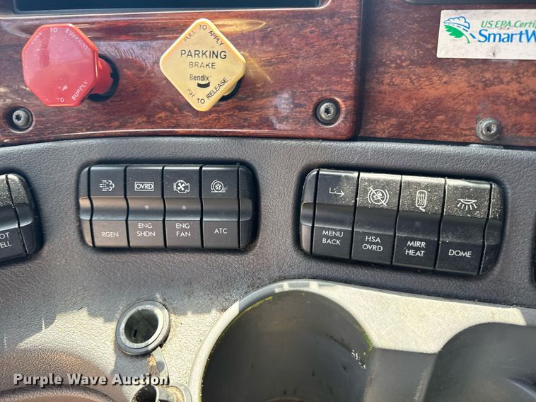 image for item EG6354 2014 Freightliner Cascadia semi truck