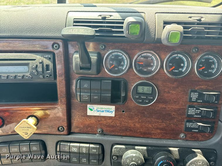 image for item EG6354 2014 Freightliner Cascadia semi truck