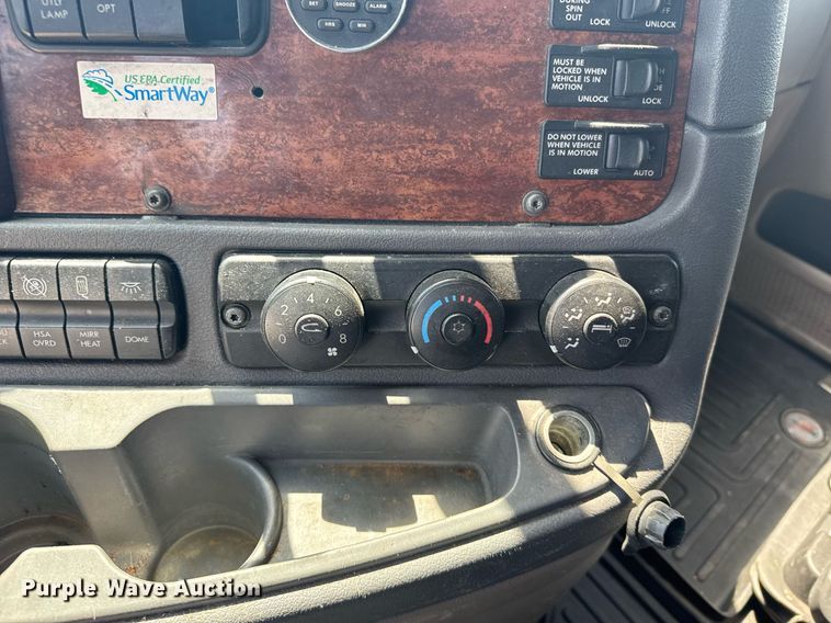 image for item EG6354 2014 Freightliner Cascadia semi truck