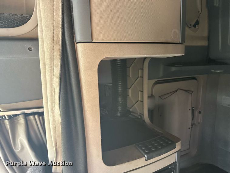 image for item EG6354 2014 Freightliner Cascadia semi truck