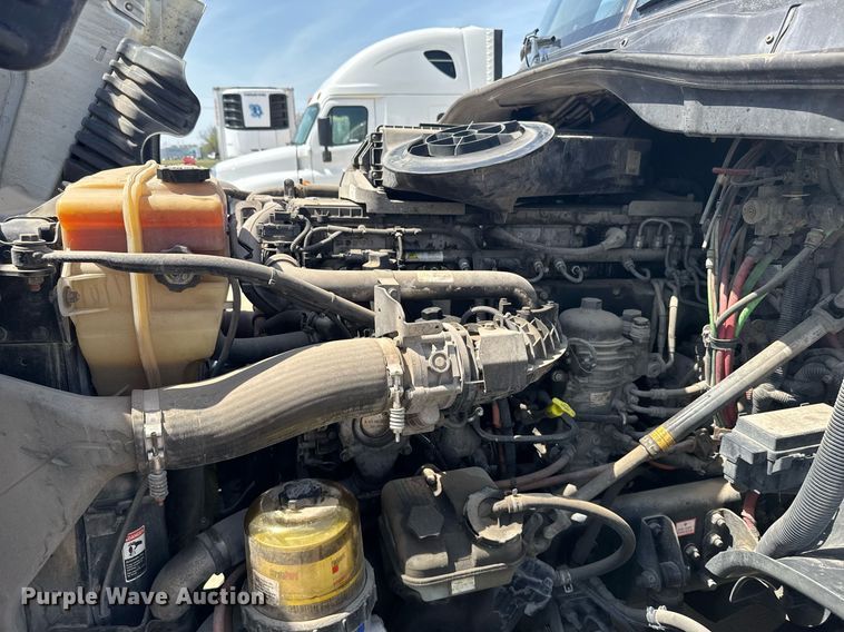 image for item EG6354 2014 Freightliner Cascadia semi truck