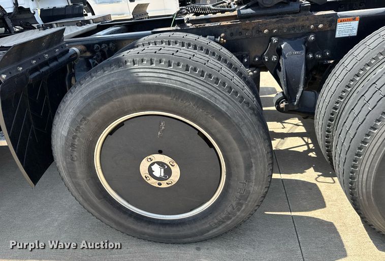 image for item EG6354 2014 Freightliner Cascadia semi truck