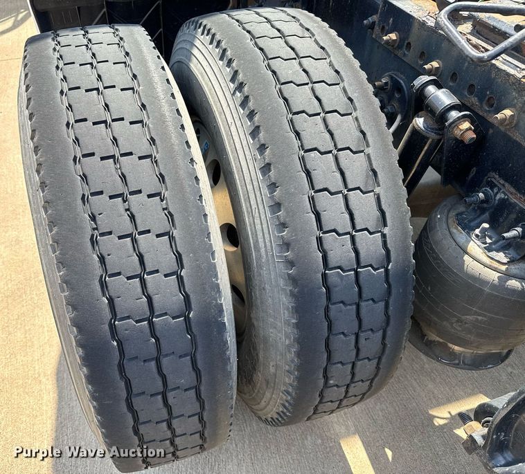 image for item EG6354 2014 Freightliner Cascadia semi truck