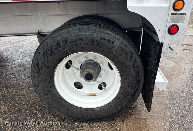 image for item EG6557 2015 Mac flatbed trailer