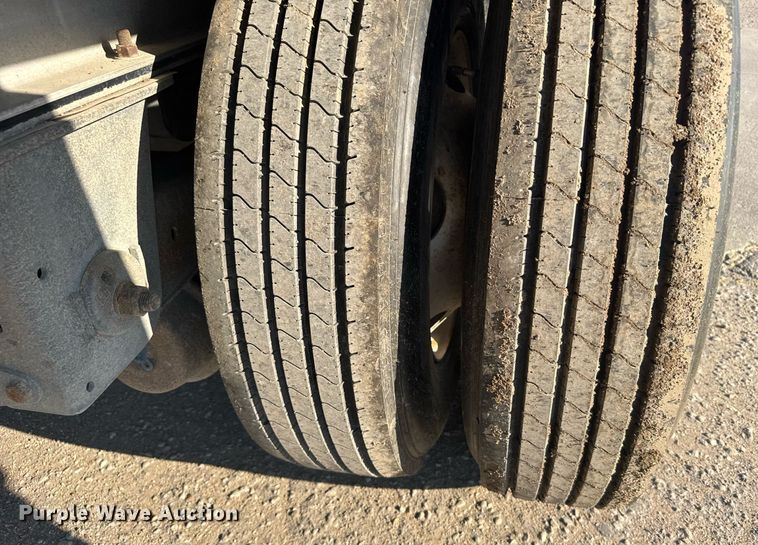 image for item EG6586 2014 Mac flatbed trailer