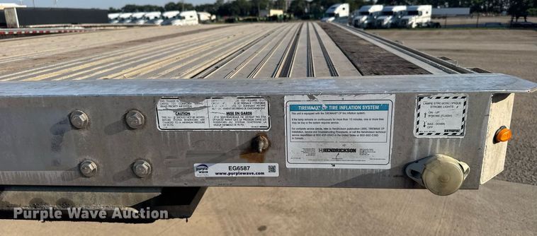 image for item EG6587 2015 Manac flatbed trailer