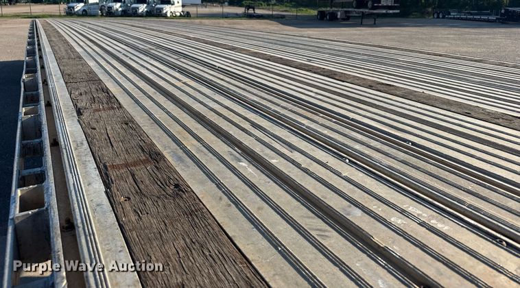 image for item EG6587 2015 Manac flatbed trailer