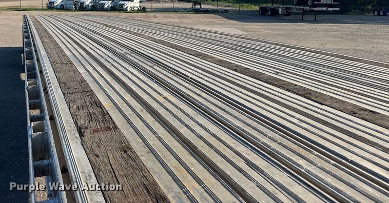 image for item EG6587 2015 Manac flatbed trailer