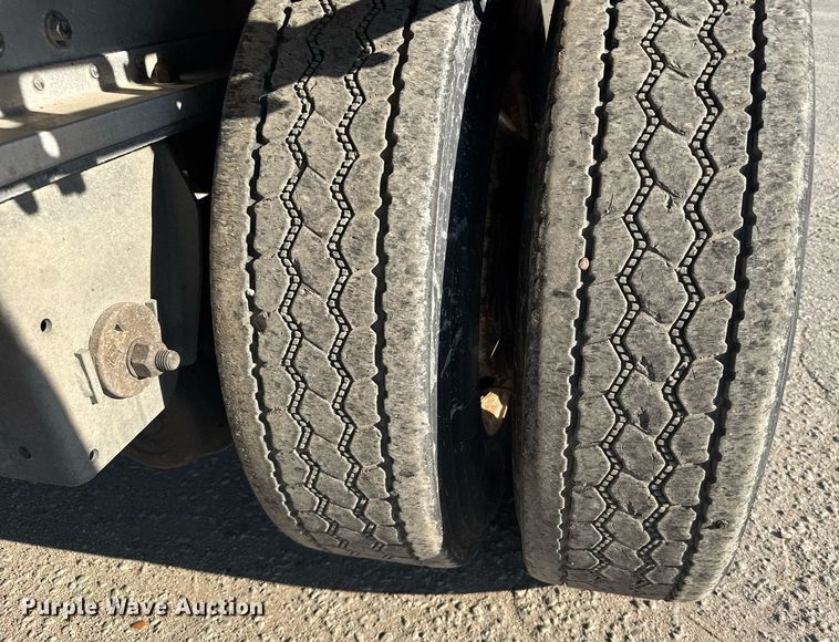 image for item EG6587 2015 Manac flatbed trailer