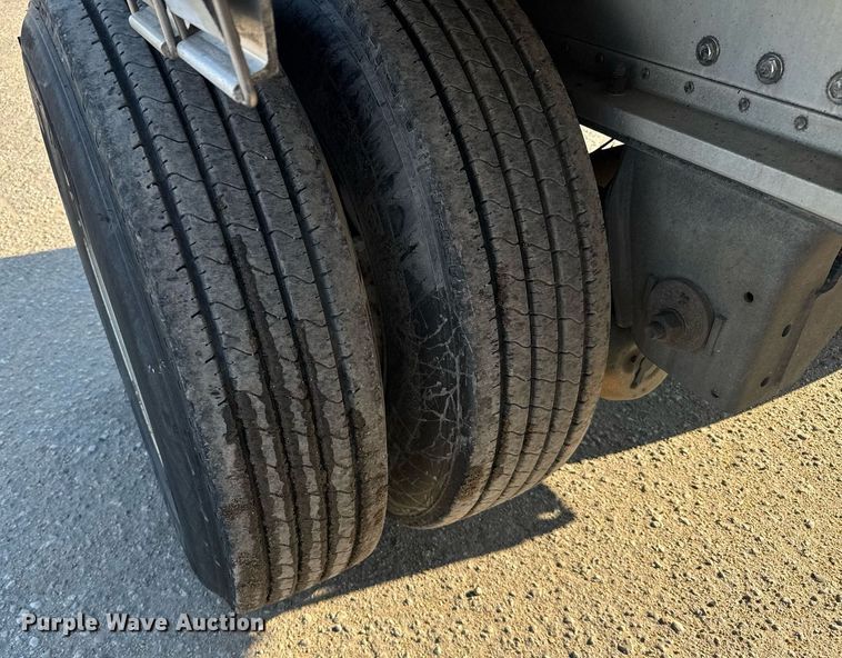 image for item EG6587 2015 Manac flatbed trailer