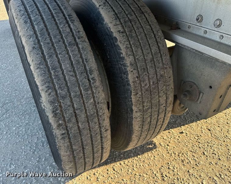 image for item EG6587 2015 Manac flatbed trailer