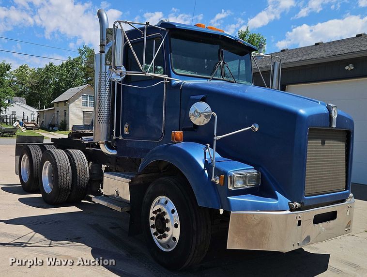 image for item EJ0065 1994 Kenworth T450 semi truck