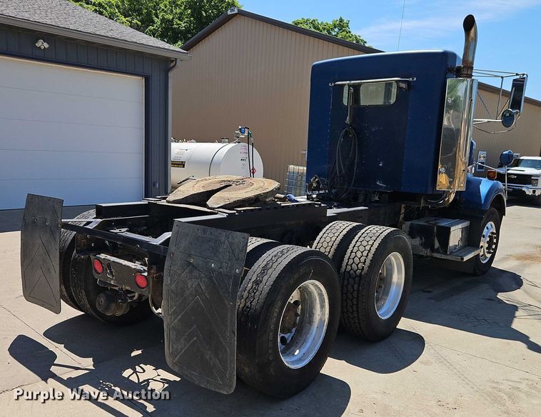 image for item EJ0065 1994 Kenworth T450 semi truck