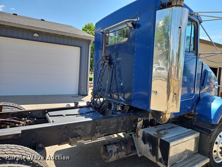 image for item EJ0065 1994 Kenworth T450 semi truck