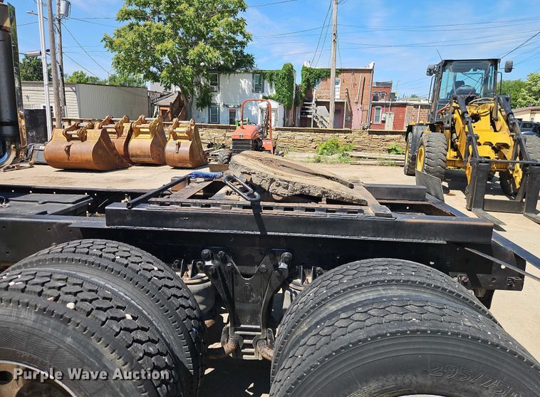 image for item EJ0065 1994 Kenworth T450 semi truck