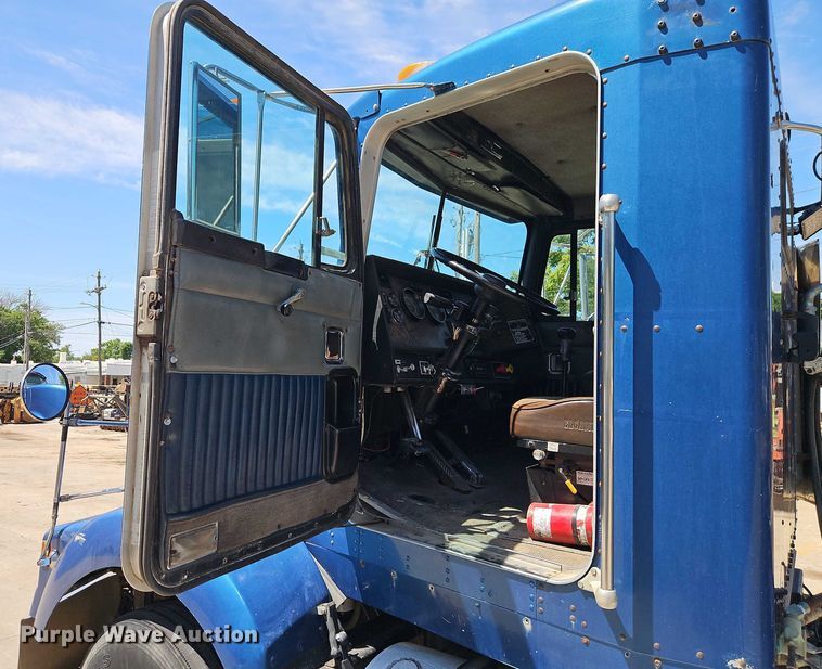 image for item EJ0065 1994 Kenworth T450 semi truck