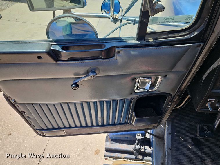 image for item EJ0065 1994 Kenworth T450 semi truck