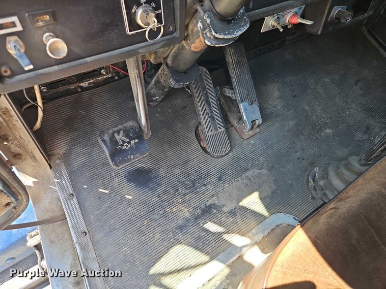 image for item EJ0065 1994 Kenworth T450 semi truck