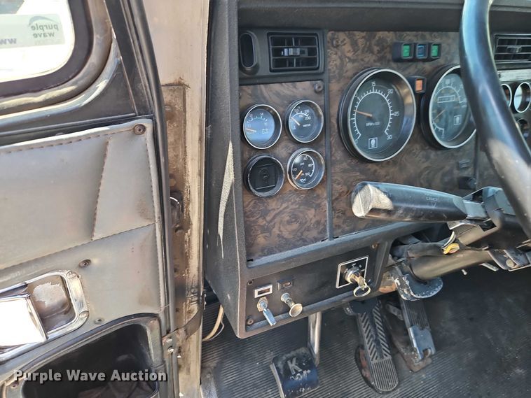 image for item EJ0065 1994 Kenworth T450 semi truck