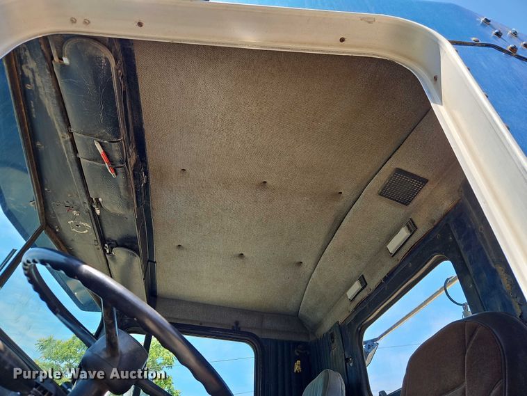 image for item EJ0065 1994 Kenworth T450 semi truck