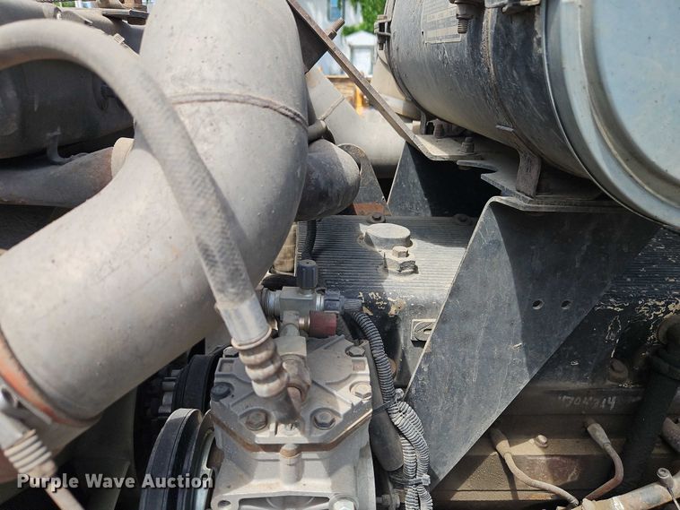 image for item EJ0065 1994 Kenworth T450 semi truck