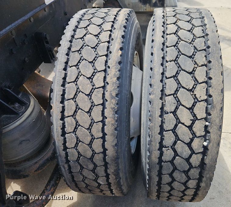 image for item EJ0065 1994 Kenworth T450 semi truck