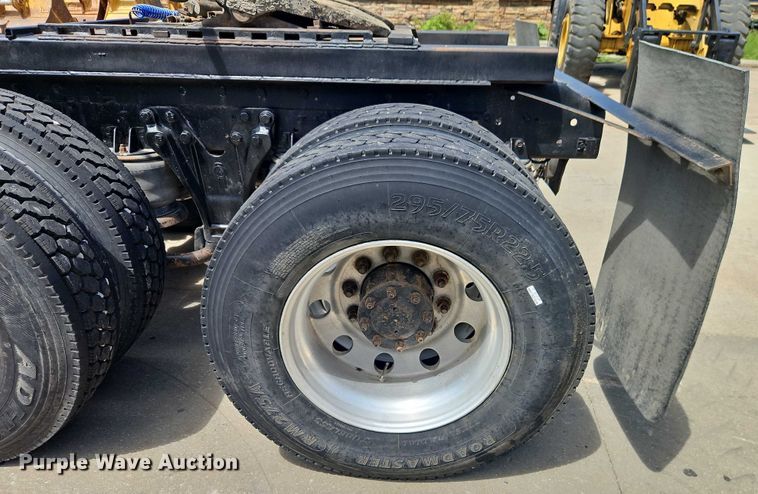 image for item EJ0065 1994 Kenworth T450 semi truck